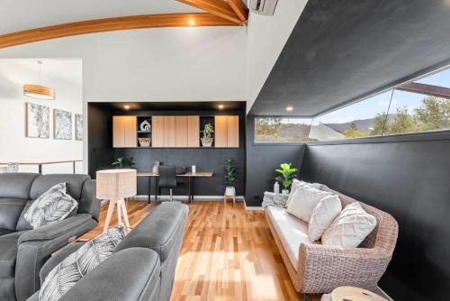 Tree Top Views - Magnificent 4 Bedroom House - 3 Minutes to MONA in Rosetta