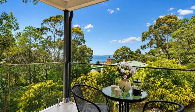 Treetops-Large Home 9km to CBD Sleeps 10. in Taroona