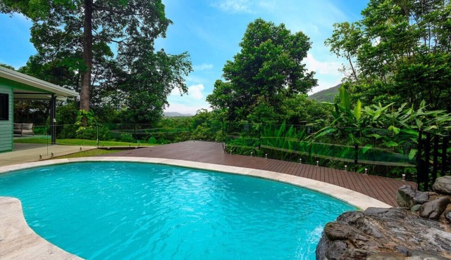 Treetops Sanctuary 4BR Entertaining Delight - Pool in Caravonica