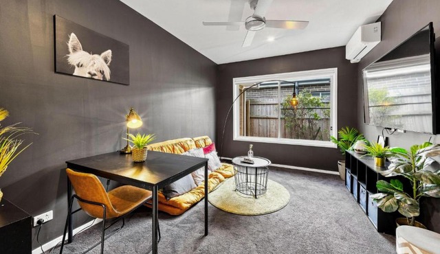 Tropical Ocean Vibe Retreat Fully Air-Con Home in Strathpine