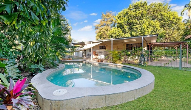 Tropical Tranquillity Spacious Poolside Cottage in Nightcliff