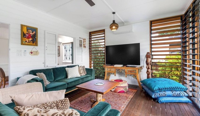 Tropicana Cottage Eclectic Poolside Haven near CBD in Edge Hill