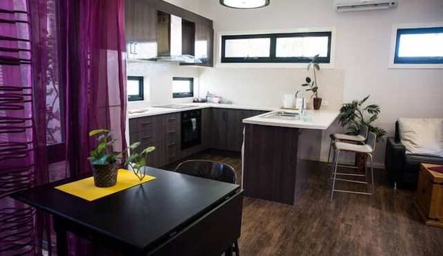 Two bedroom villa, self contained, wifi, parking, big kitchen, private entrance in Como