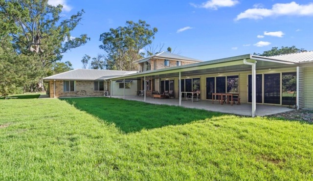 Ultimate 5BR Luxury Estate Family & Group Haven in Capalaba