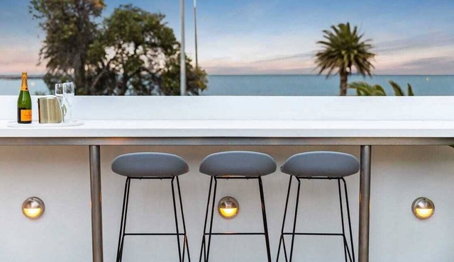 Ultralux Absolute Beachfront with Extra Studio in Middle Park