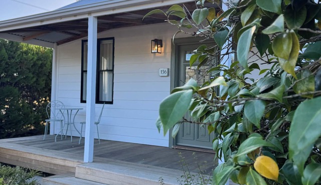 Una’s Cottage - a renovated cottage, with vintage charm and modern elements. in Golden Square