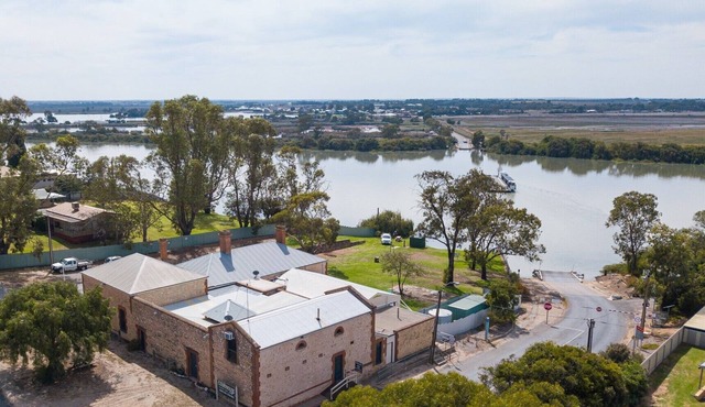 Unique group accommodation on the Murray River in WELLINGTON