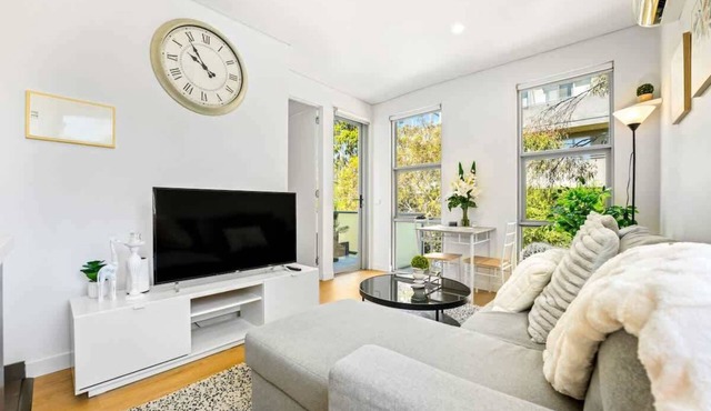 Upscale 1BR Apt near Monash with Parking Included in Notting Hill