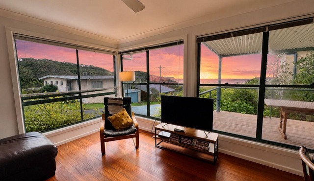 Valla Beach Getaway - Ocean Views - 2 bed cottage - Pet Friendly - Walk to Beach in Valla Beach