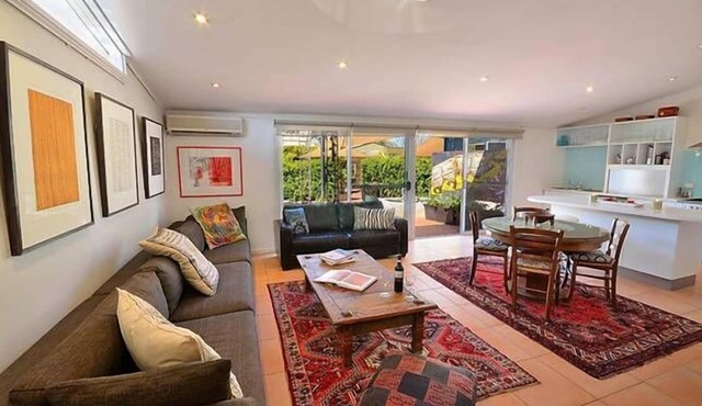 Vatu Sanctuary - The Pond (art gallery style apartment with private entrance) in Braitling