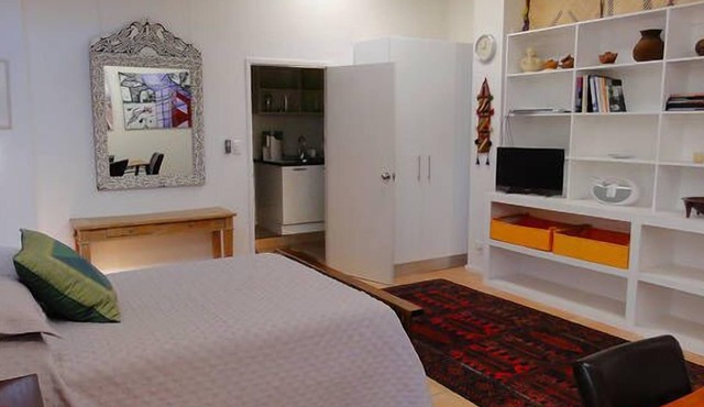 Vatu Sanctuary - The Studio (large apartment with direct access to the pool) in Braitling