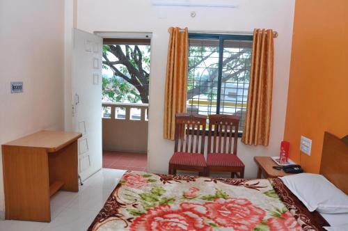Vinayaka Deluxe Lodge in Kushālnagar