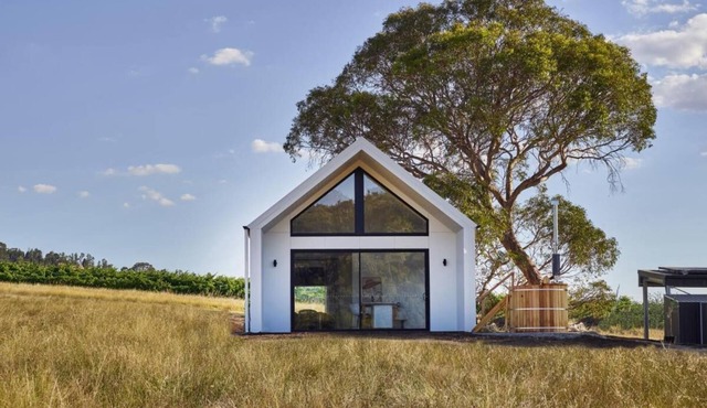 Vineyard Stay with private hot tub in Everton Upper