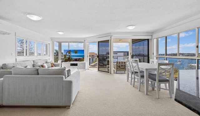 Walk to Beach Luxury Waterfront Sub-Penthouse in Mooloolaba