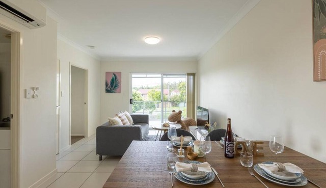 Walk to everything Modern 2Beds Apt with Easy Access in Springwood