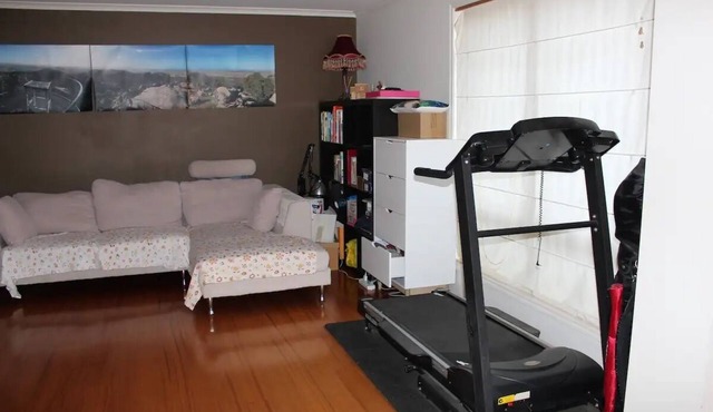 Walk to train station, cosy house +treadmill … in Point Cook