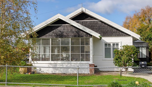 Wanderhaven- Restored 100 years old cottage with golf and river views in Kingston Beach