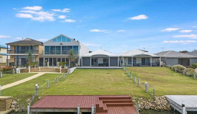 Waterfront house private jetty kayaks provided in Hindmarsh Island
