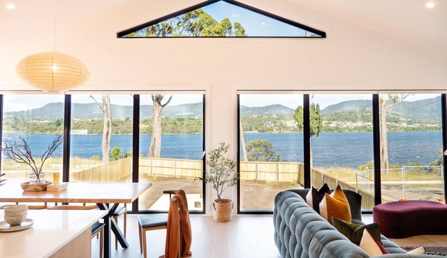 Waterfront Luxury hideaway home/close to MONA art museum in Austins Ferry
