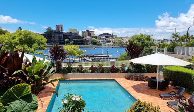 Waterfront, near Story Bridge, close to CBD, Southbank & amenities, parking incl in Kangaroo Point