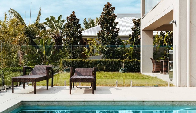 Waterfront Oriental style Home w/ Private Pontoon in Helensvale