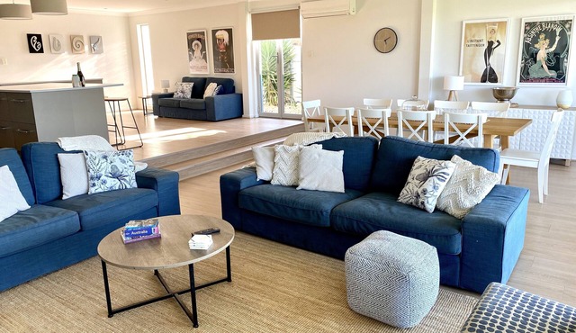 Waterfront Paradise - 6 Bedrooms, Perfect for Large Family Groups in Hindmarsh Island