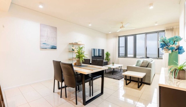 Waterfront Retreat: Ocean Views ~ Pool ~ Balcony in Darwin City