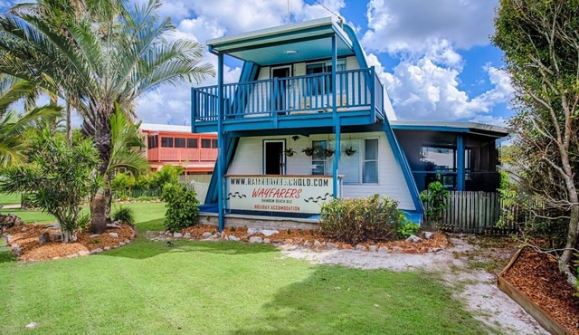 Wayfarers Beachouse - Rainbow Beach. Everything you need, just metres to the beach. Pets welcome in Rainbow Beach