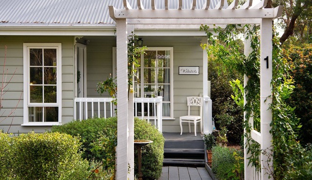 Websters-Spa bath, gas log fire set amongst native bush land in Hepburn Springs
