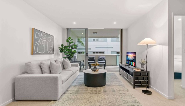 West End Flat with Pool and BBQ Access in West End