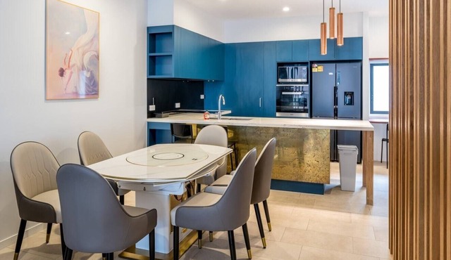 Westend high-end 3 bedroom Townhouse Next to River in West End