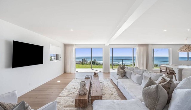 Whale Watcher - elevated coastal escape in Lennox Head