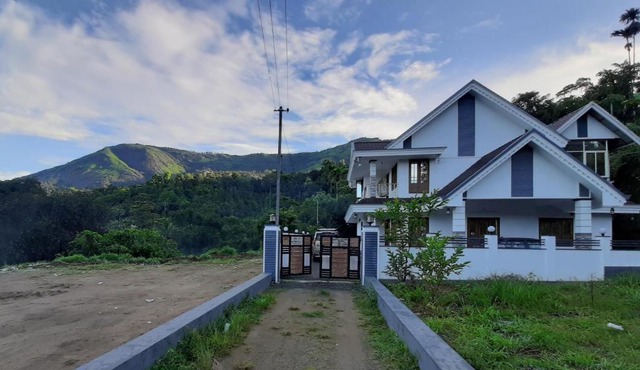 White Petals Munnar - 3 BHK Homestay - Available For Indian Nationals Only - Family Villa - Kitchen available on request in Munnar
