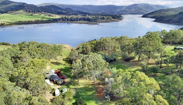 Willow Bend, Waterfront property with a private pontoon in Macs Cove