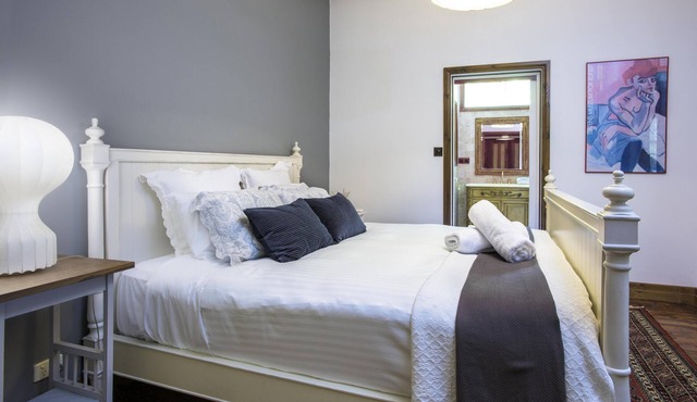 Winter Rose - Gorgeous historic house within 3 acres of gardens which exudes the comfort and peace of yesteryear. in Olinda