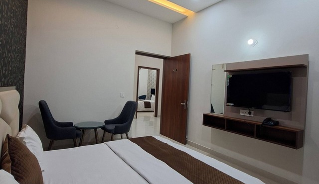 Wishotel Xpress Hotel Crown Classic Villa