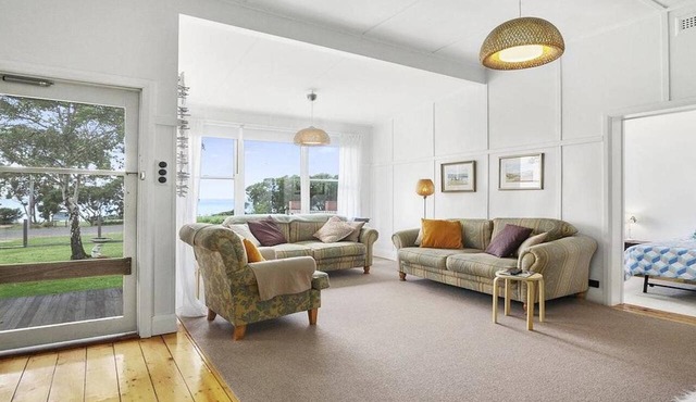 Wisteria Cottage - opposite beach in Indented Head