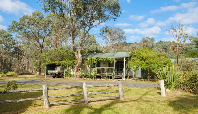 Woongarra Cottage - Tranquil Off-Grid Nature Escape in a Bush Setting in Beechworth