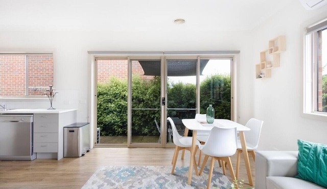 Work & Unwind in Comfort: Ballarat 2 bed Apartment in Brown Hill