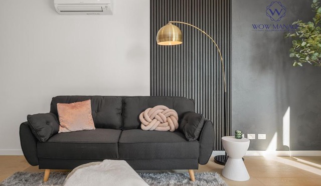 WOW Self-Contained Apartment on Hall in Melbourne