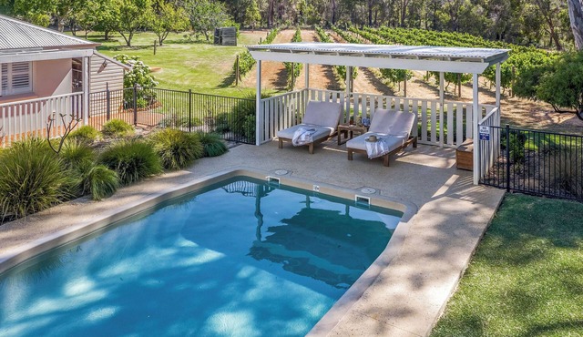 Yallingup Homestead - Lakeside Retreat in Yallingup Siding