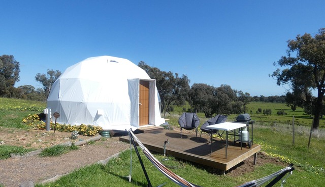 Yanda - Self Catering Dome with private deck, BBQ, Campfire and lawn in Balmattum