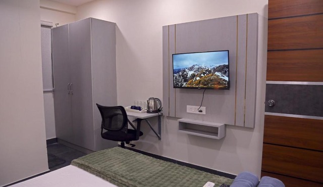 Yendluri's- QueenBed Room-4 Kondapur, Gachibowli