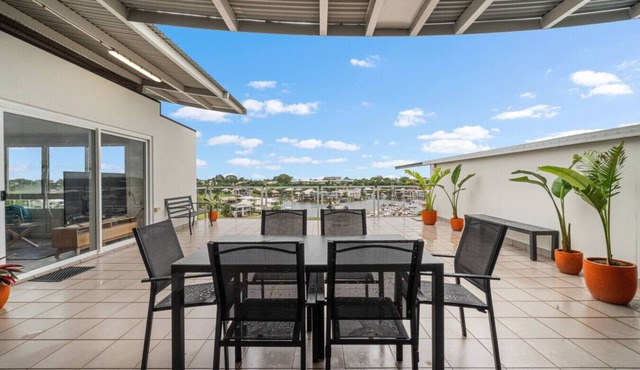 Zen Bayline Villa: bayview - balcony - rooftop in Darwin City