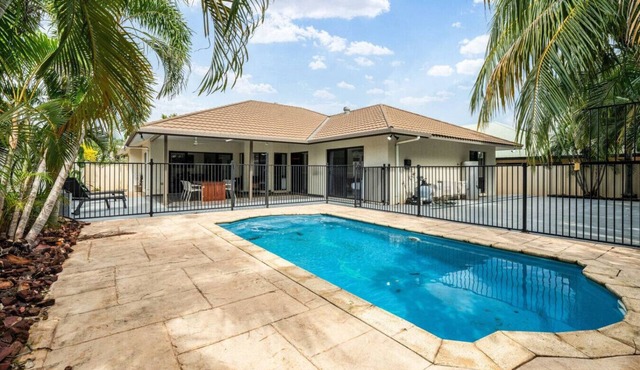 Zen Orient ~ Luxurious 4BR Oasis with Private Pool in Lyons