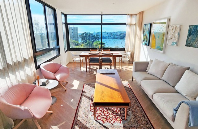 Beautiful harbour views, stylish apartment with pool & parking in Darling Point