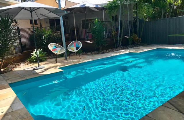 Resort feel in Picnic Bay - free wifi, air-conditioning, golf, beach! in Picnic Bay