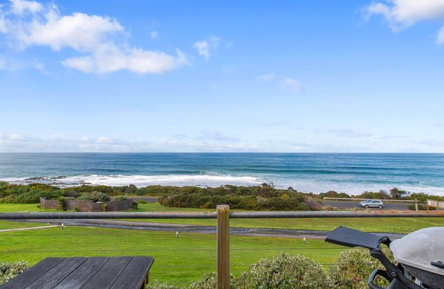 Whitecrest 10 - Front row views of the Southern Ocean - Great Ocean Road Apollo Bay in Wongarra
