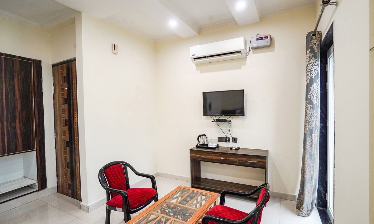 Greater Noida Hotel | Fabhotel 17 Suites
