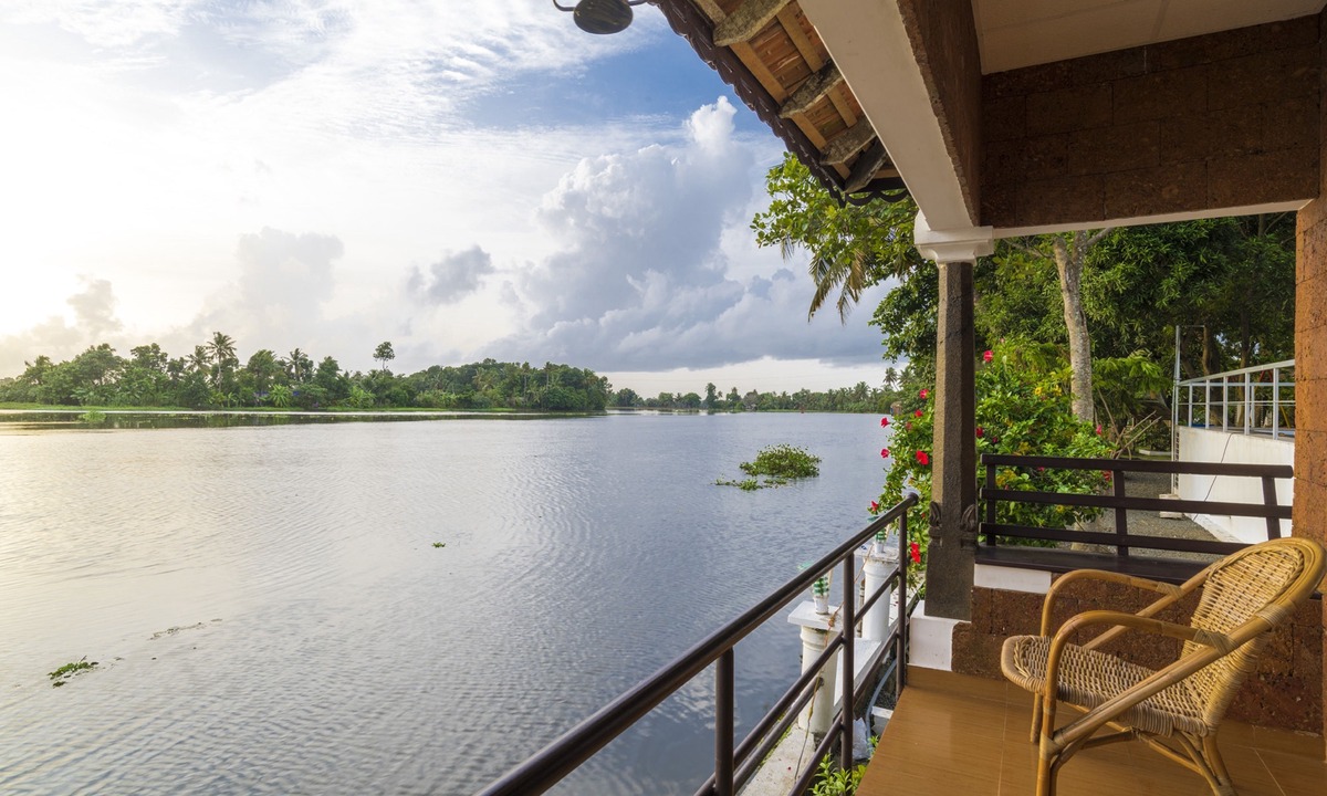 Nedumudy Hotel | Warmth Lake Haven